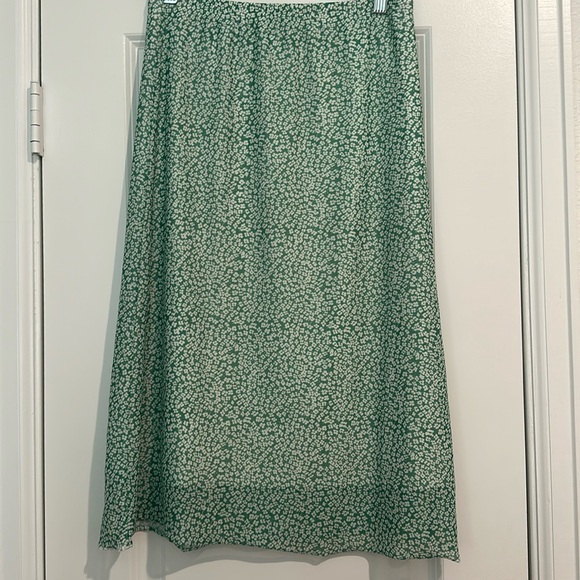 green and white skirt - Picture 1 of 2